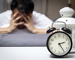 A man who can’t sleep due to sleep apnea