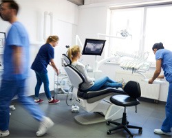 patient visiting emergency dentist in Houston
	