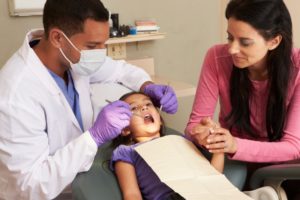 dentist with child and parent 